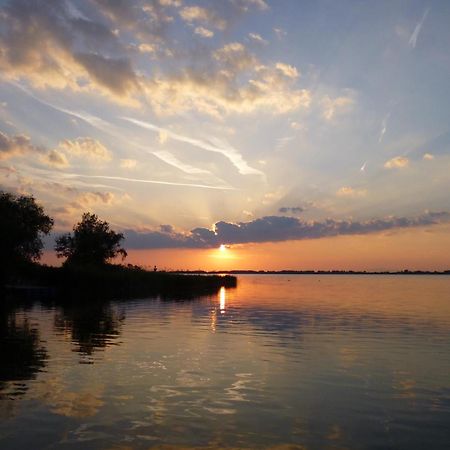 Tisza Lodge B&B - Panzio Tiszaderzs Buitenkant foto
